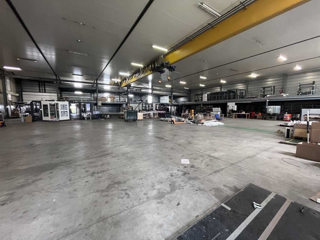 Activités de 1 340 m² non divisibles à Louer à VA