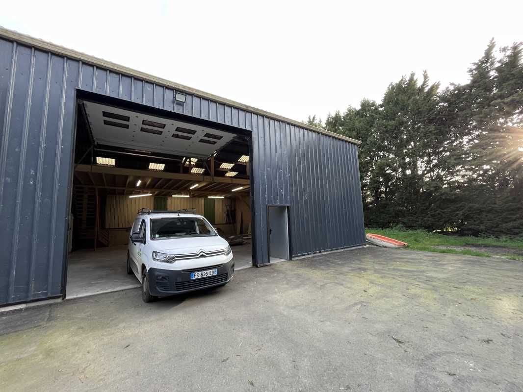 Activités de 236 m² non divisibles à Louer à BREA