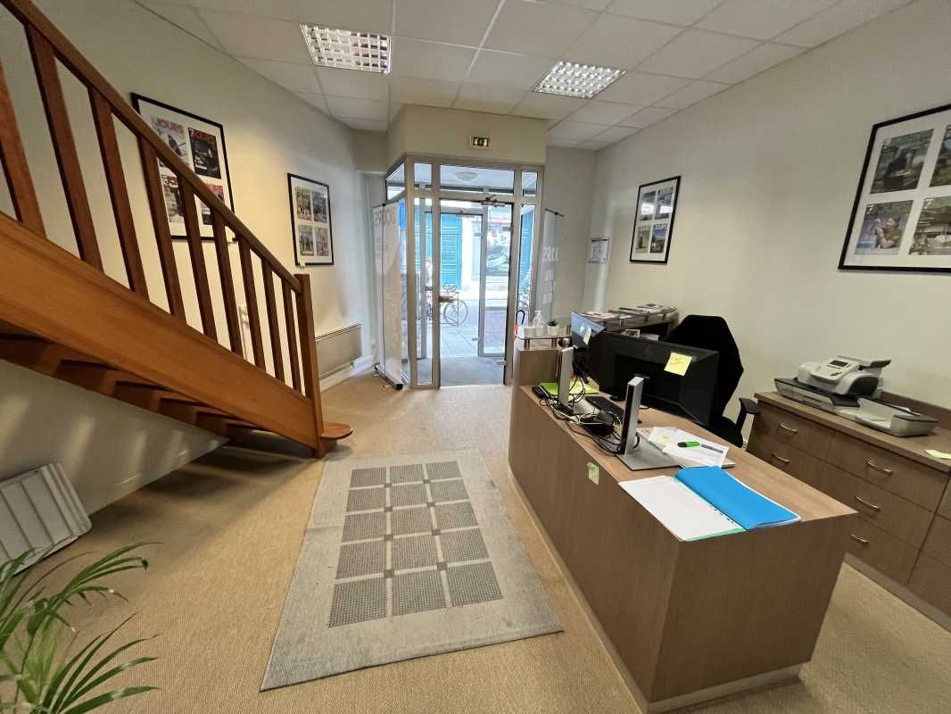 Bureaux et Locaux commerciaux de 160 m² non divis