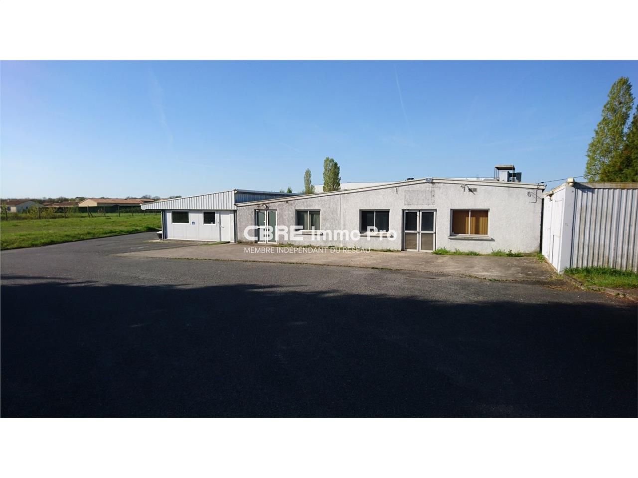 À VENDRE LOCAUX D'ACTIVITÉS de 1190m² pour de l'i