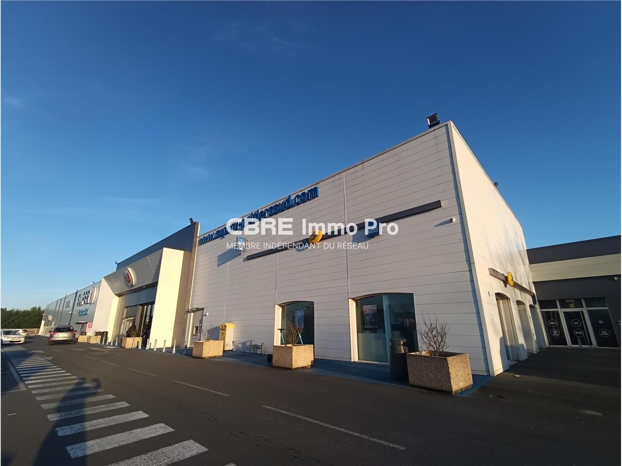 A louer, Bureaux situés dans un bel espace commer