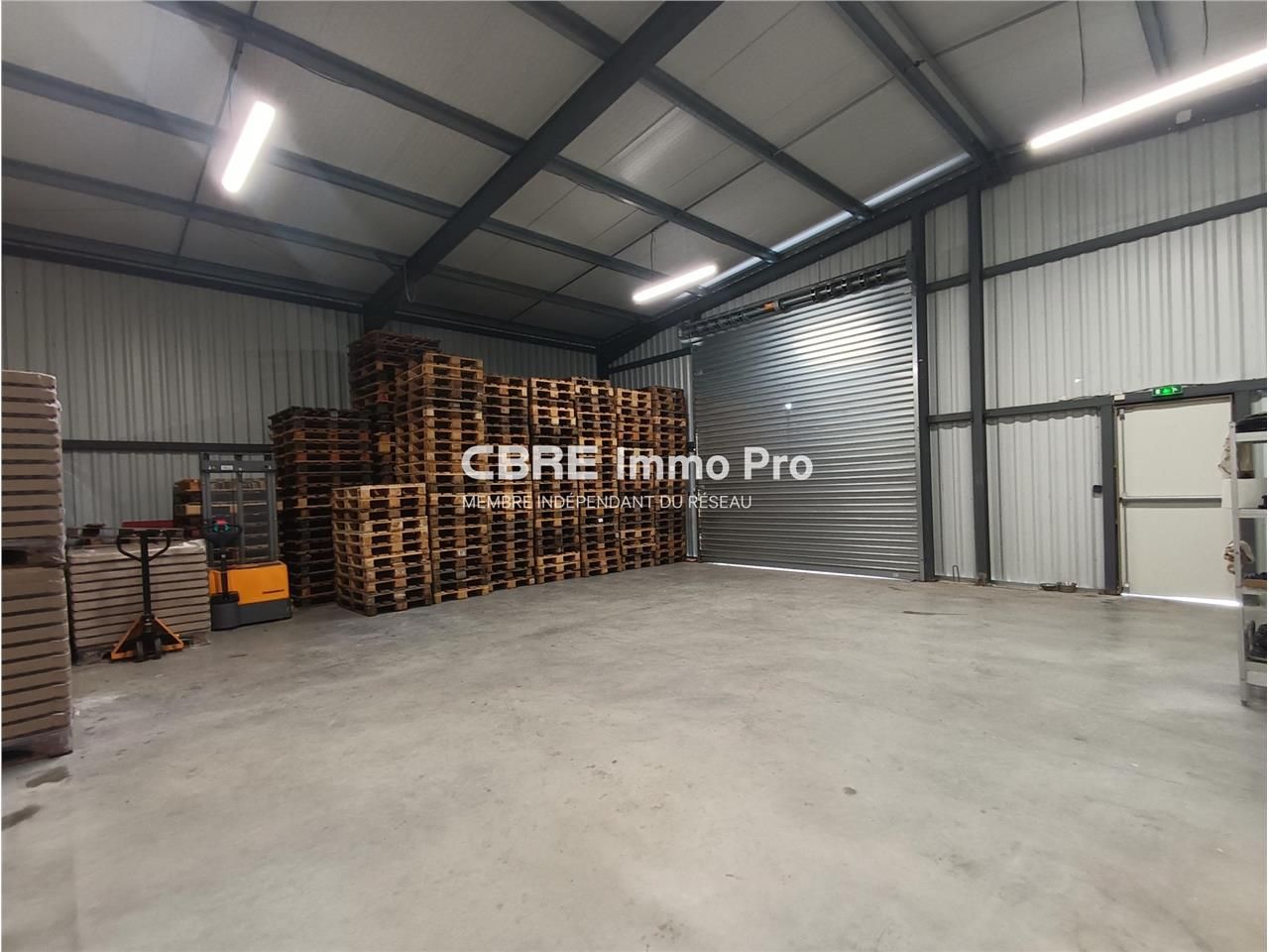 A VENDRE,  local d'activité de 800 m² divisé en 6