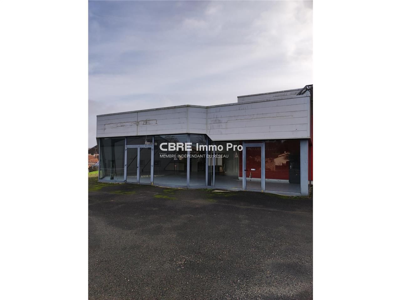 nous vous proposons ce local d'activité sur un em