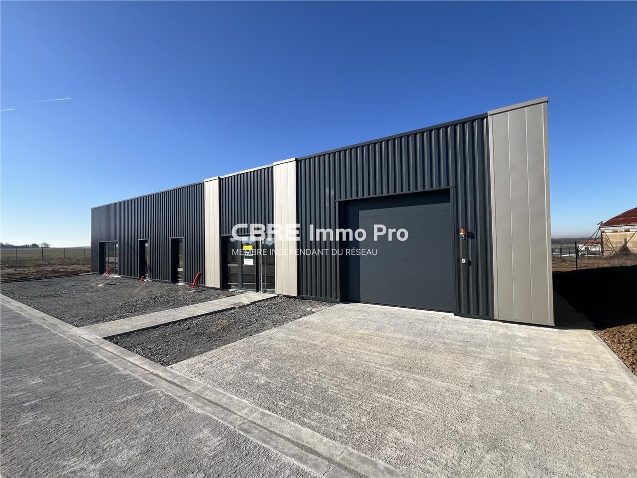 A LOUER - local pour activités professionnelles ,