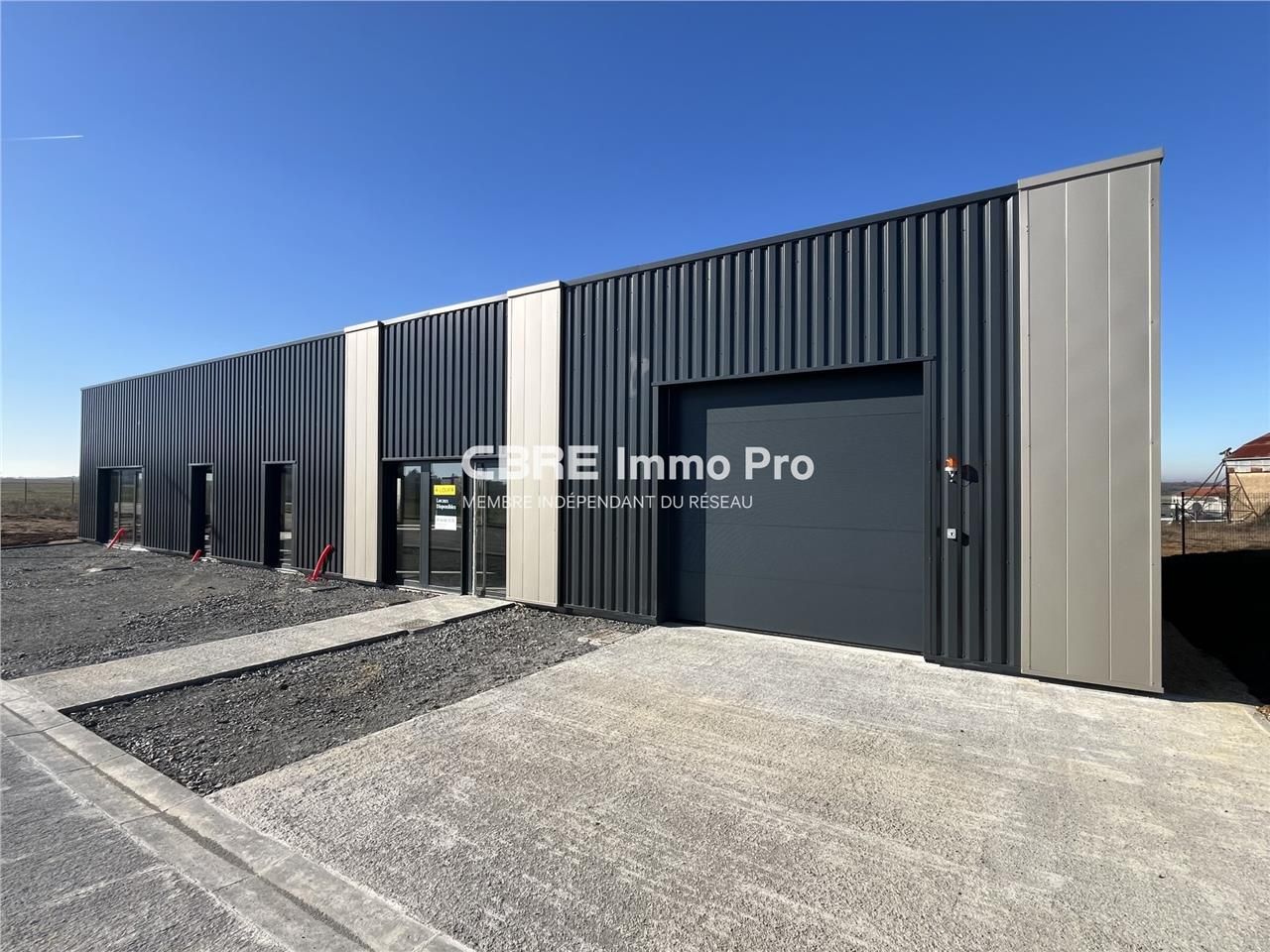 A LOUER - local pour activités professionnelles ,