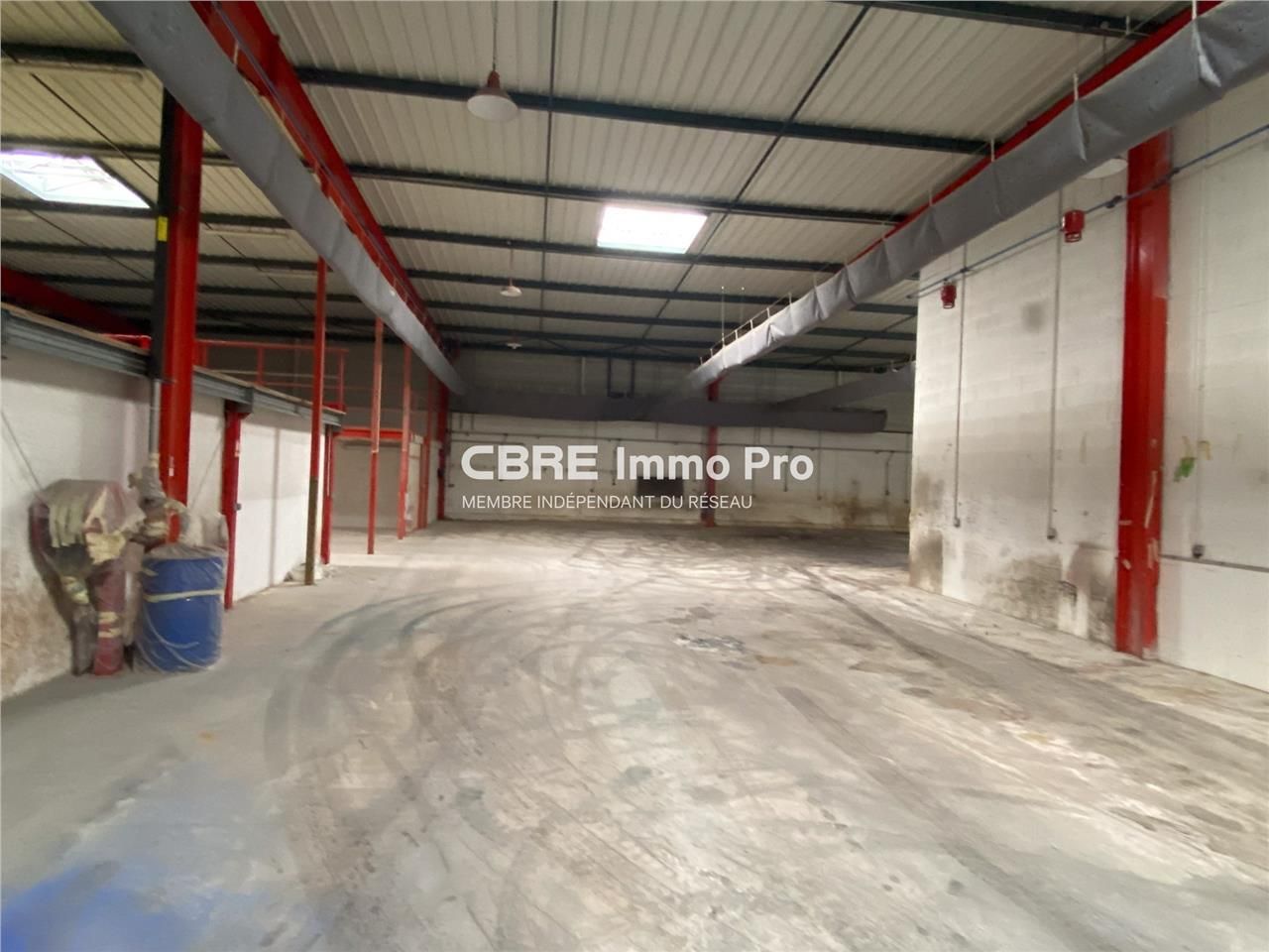 A LOUER - Découvrez cet immeuble polyvalent à Poi