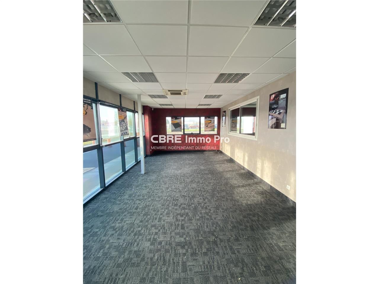 A LOUER - Découvrez cet immeuble polyvalent à Poi