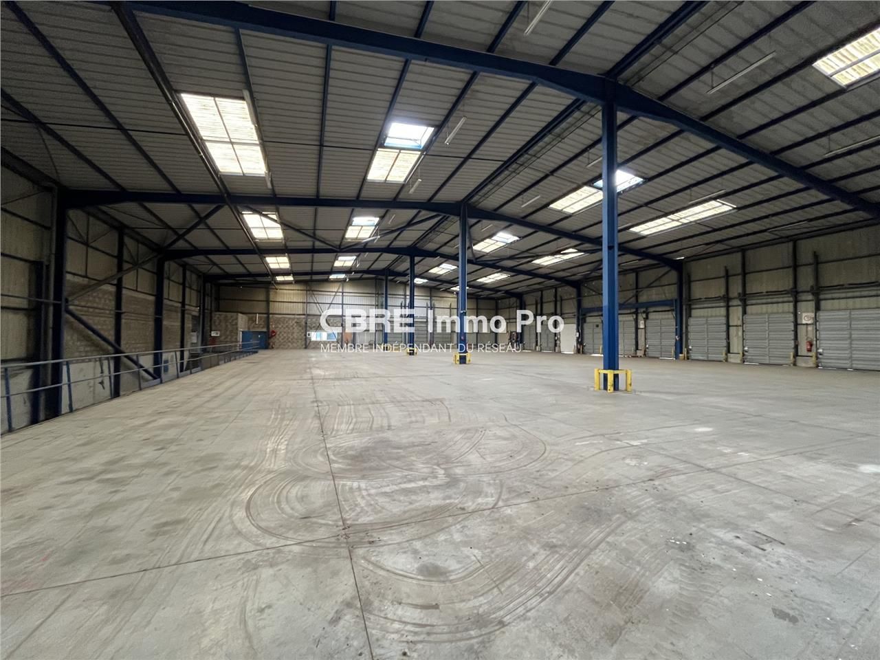 A LOUER - immeuble d'activité à Chasseneuil. Son 