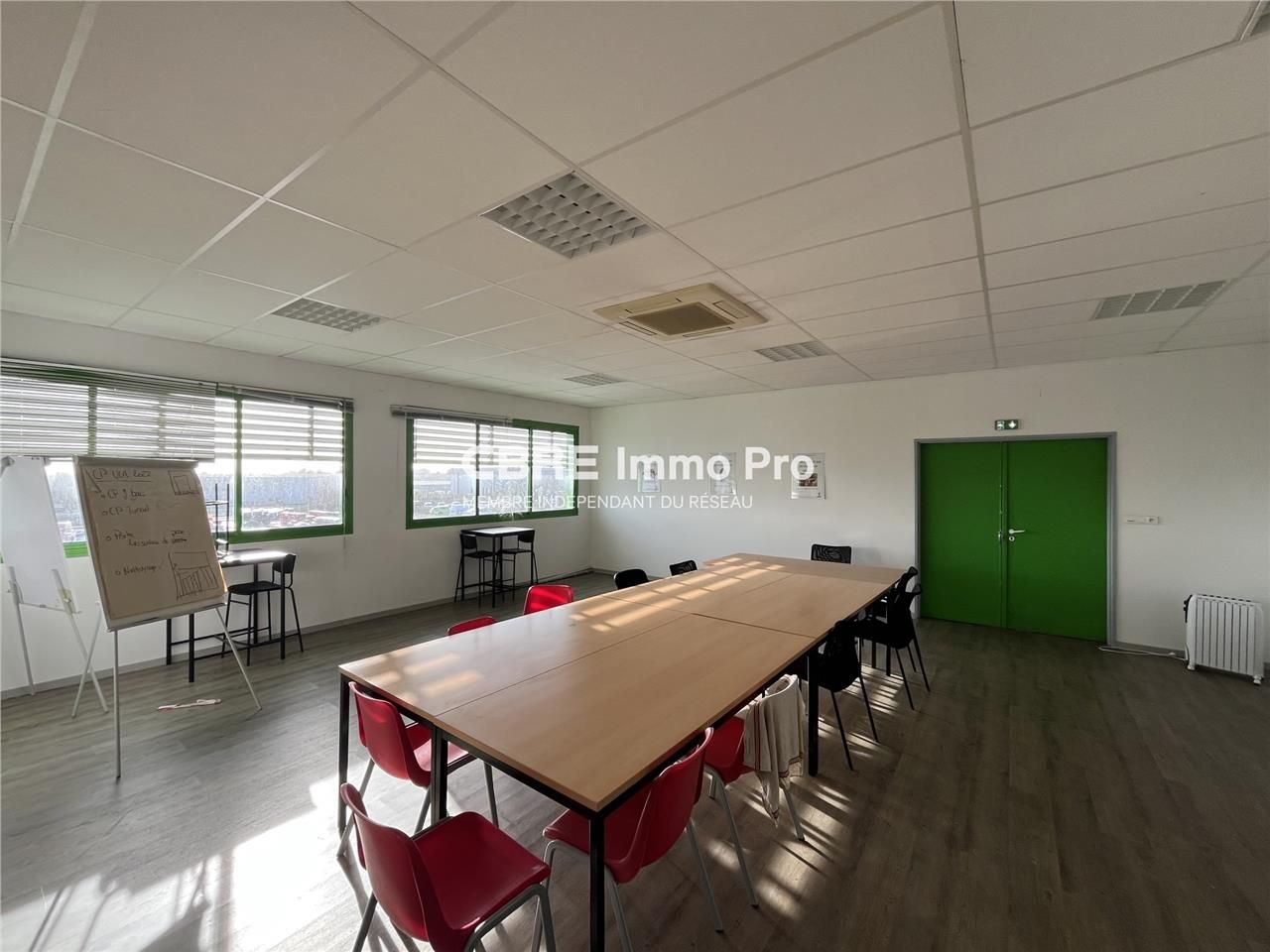 A LOUER -  local d'activité spacieux de 4 563 m²,