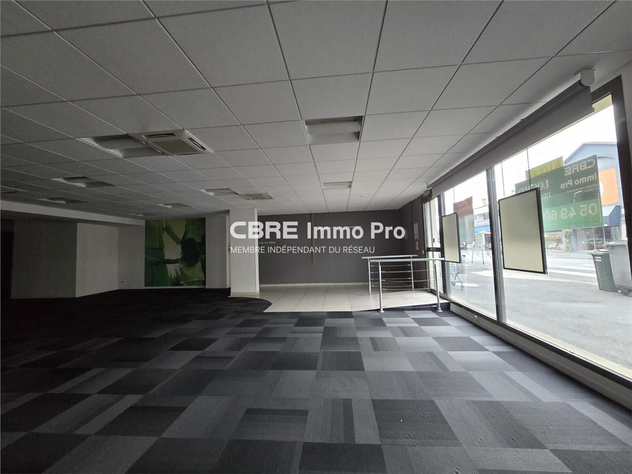 Situés sur un axe majeur de Poitiers, ces bureaux