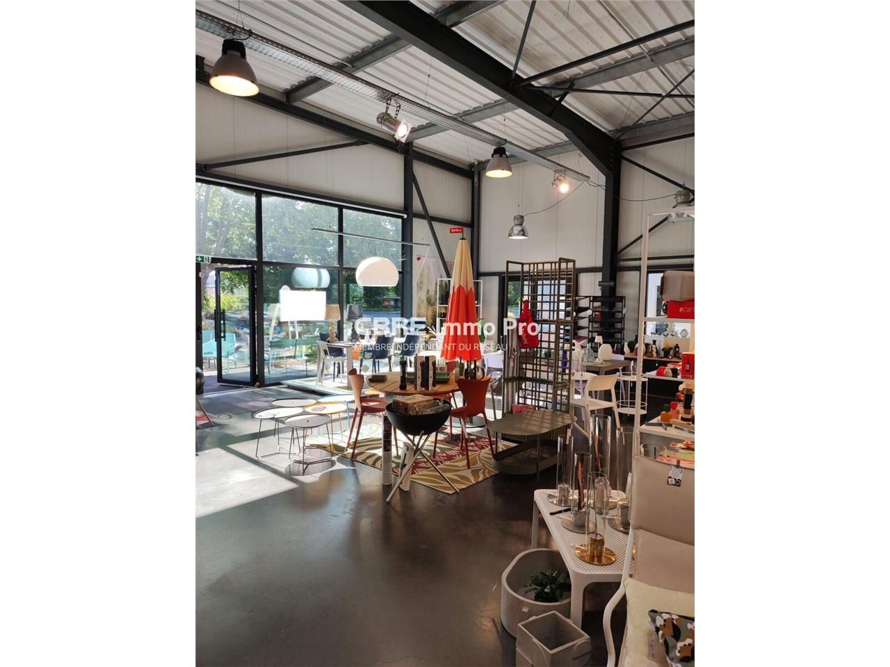 Situé à Bessines, ce local commercial de 412 m² n