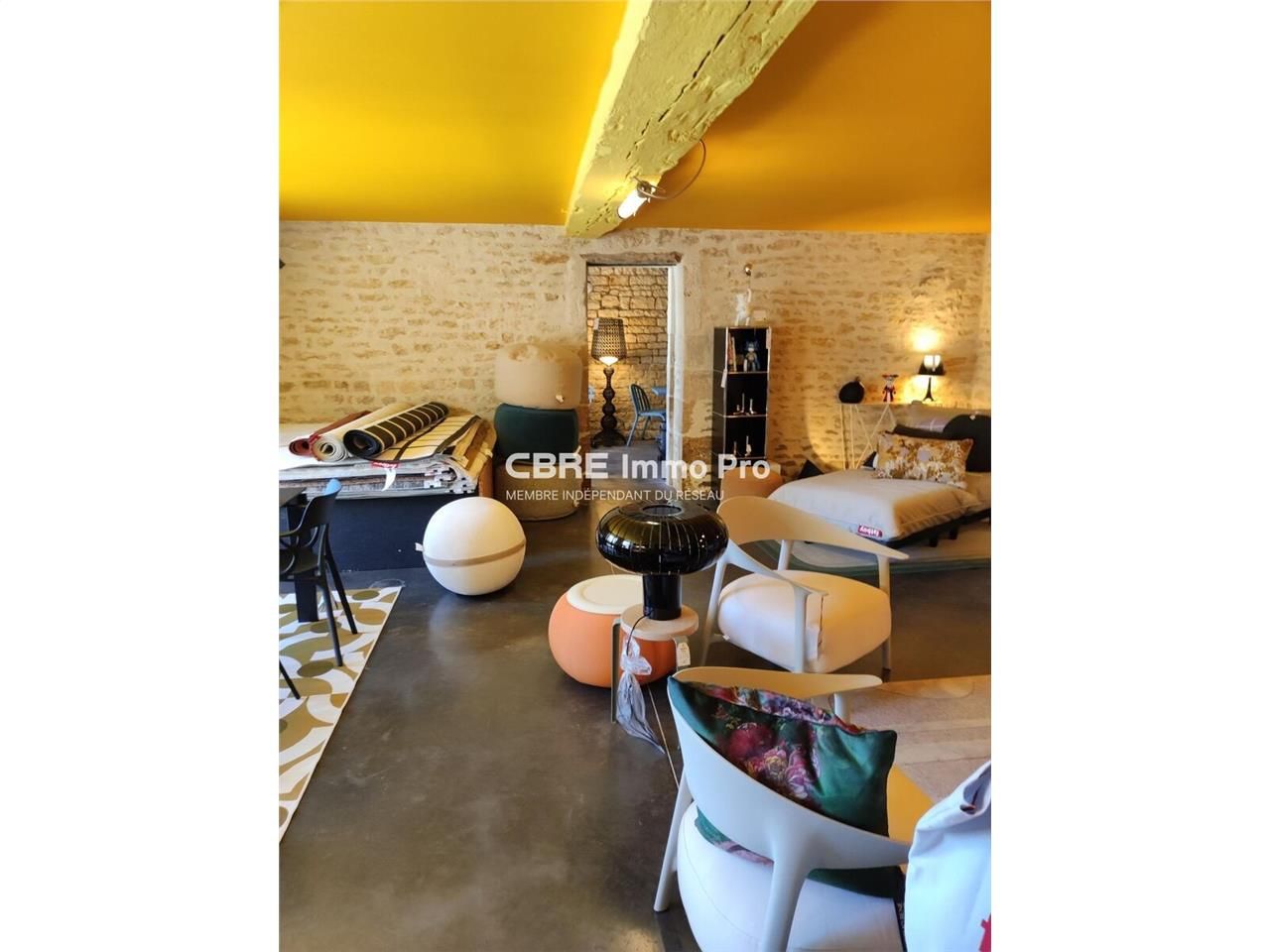 Situé à Bessines, ce local commercial de 412 m² n