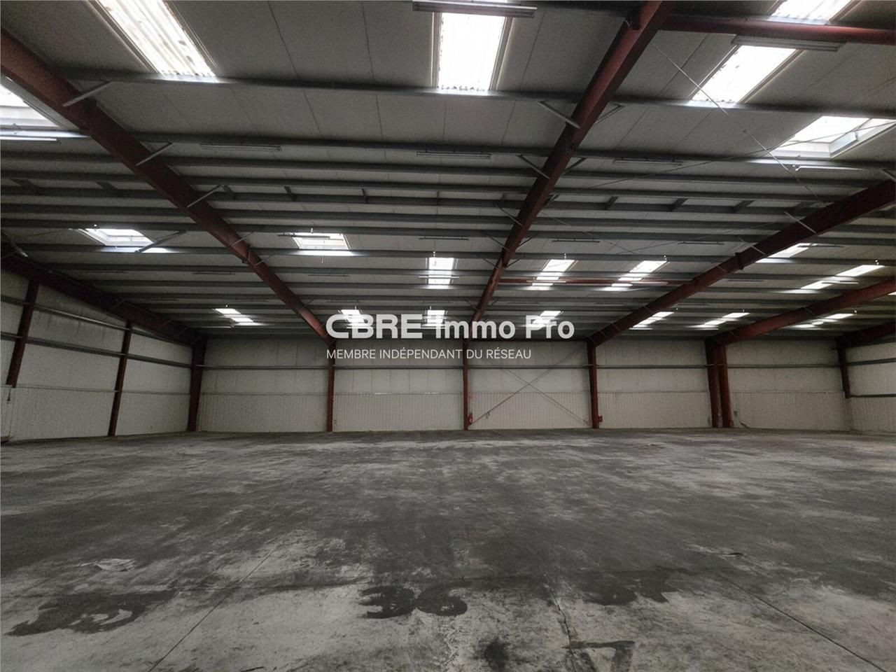 Situé au coeur de la zone d'activités de Ligugé, 