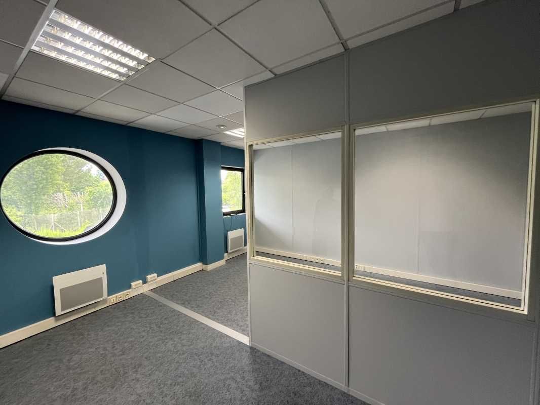 Situés sur l'avenue des Droits de l'Homme, nous v