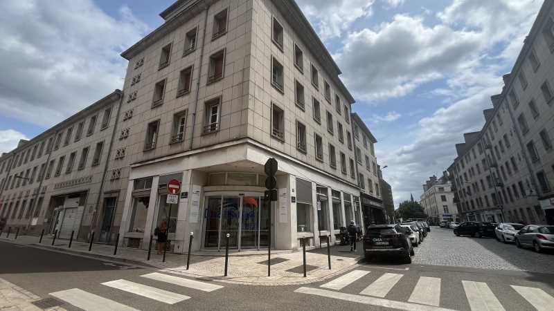 Situé en plein coeur de la ville, à proximité imm