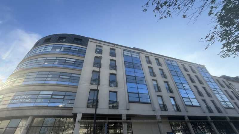 Sur un axe entrant et sortant de la ville, Arthur