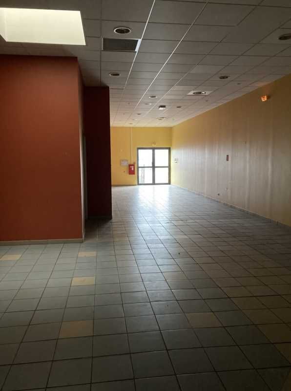 Dans un bâtiment à usage de commerce, d'activités