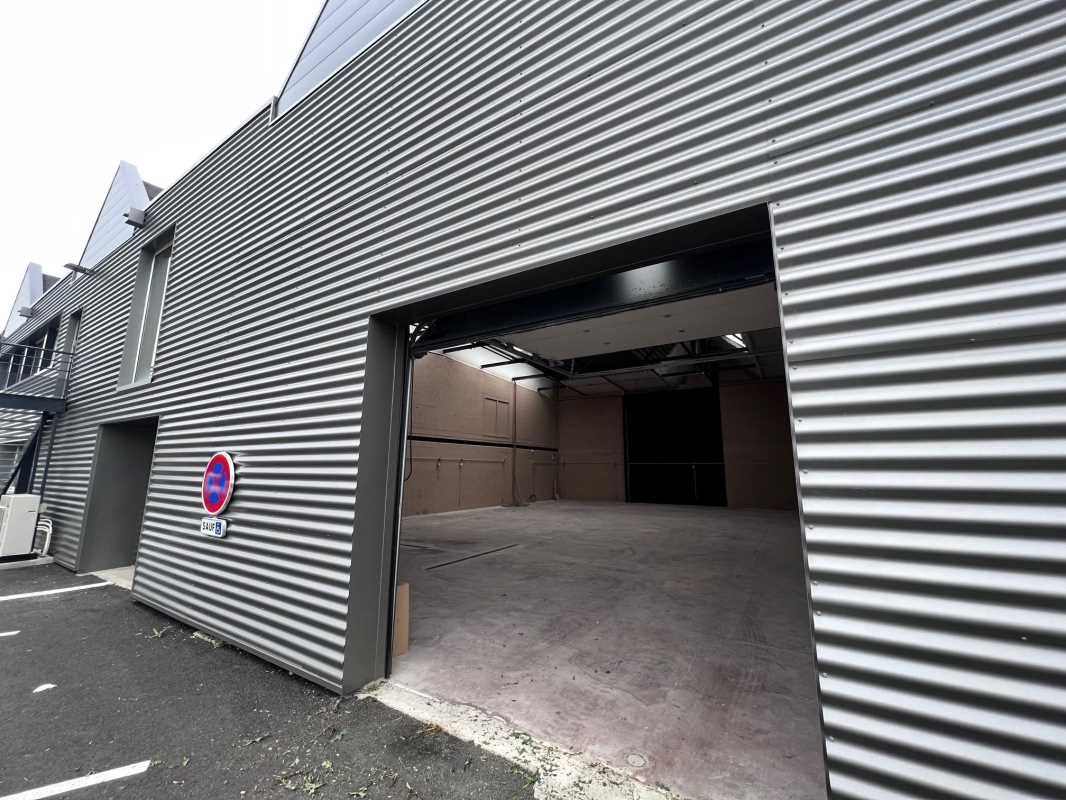 À proximité immédiate de la RD2020, dans un ensem