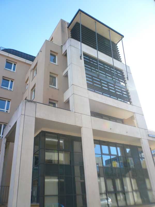 Au 3ème étage d'un immeuble de bureaux, Arthur Lo