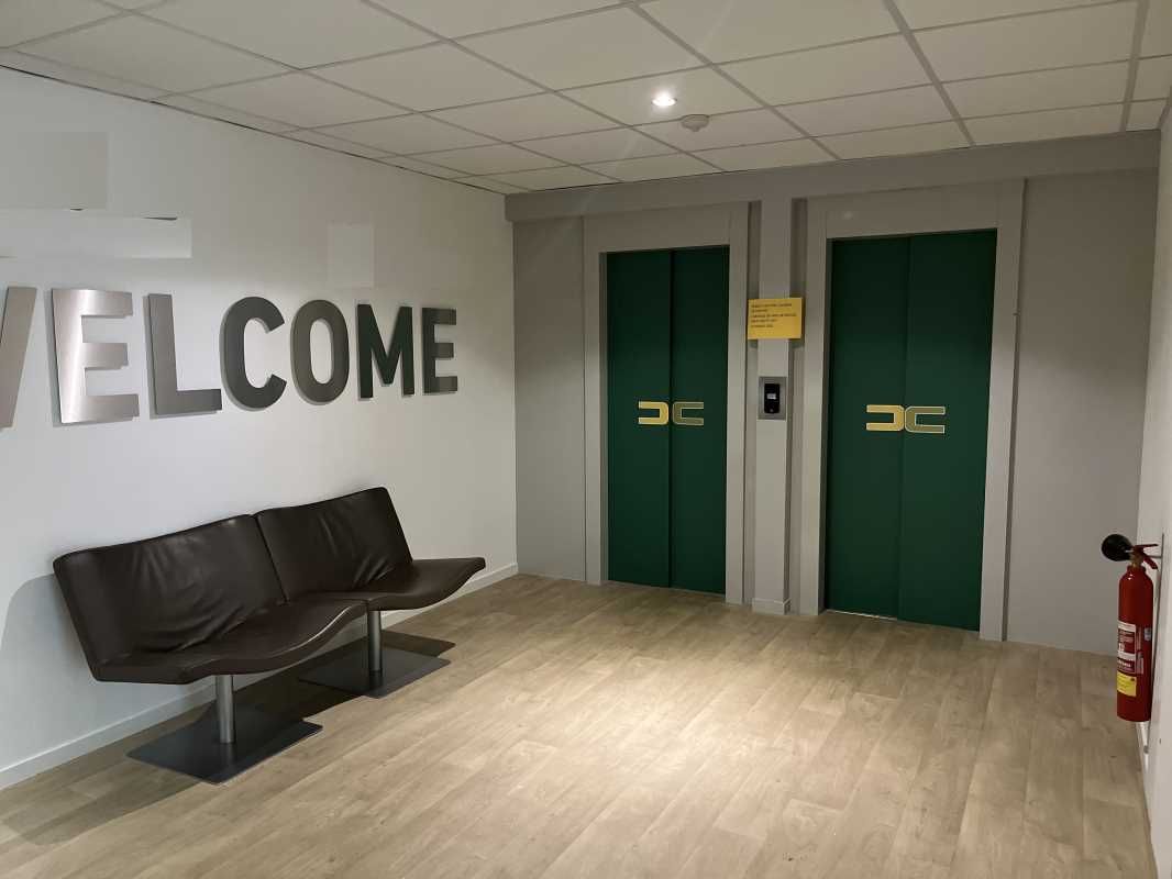 Au 3ème étage d'un immeuble de bureaux, Arthur Lo