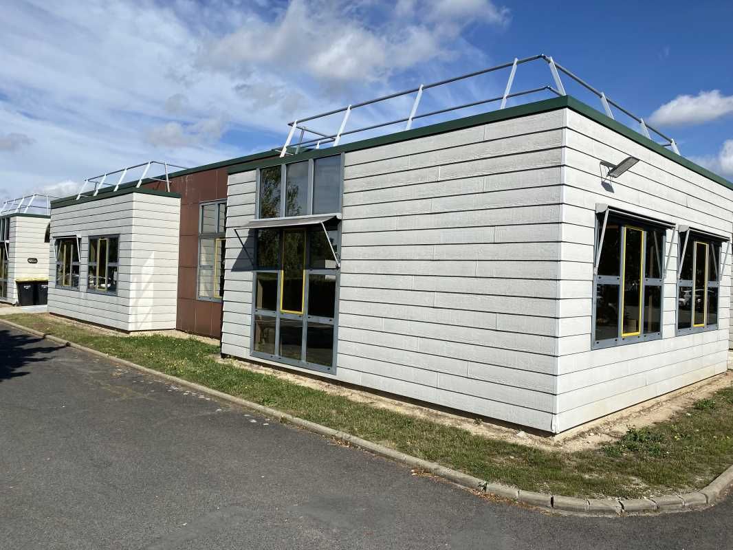 Situé au nord d'Orléans, à proximité immédiate du