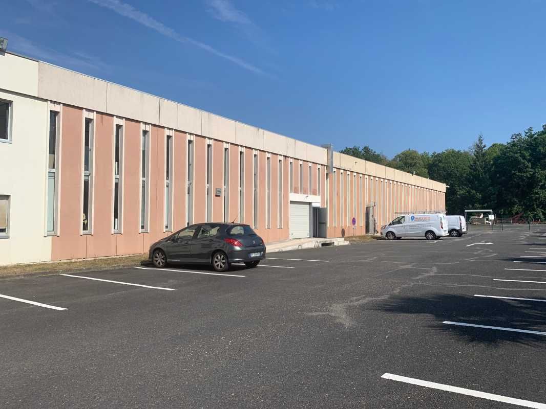 Au sein d'un ensemble immobilier à usage mixte (b