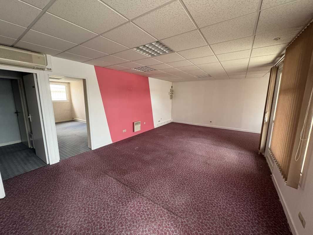 Situé au coeur d'Amilly, ce local commercial d'un