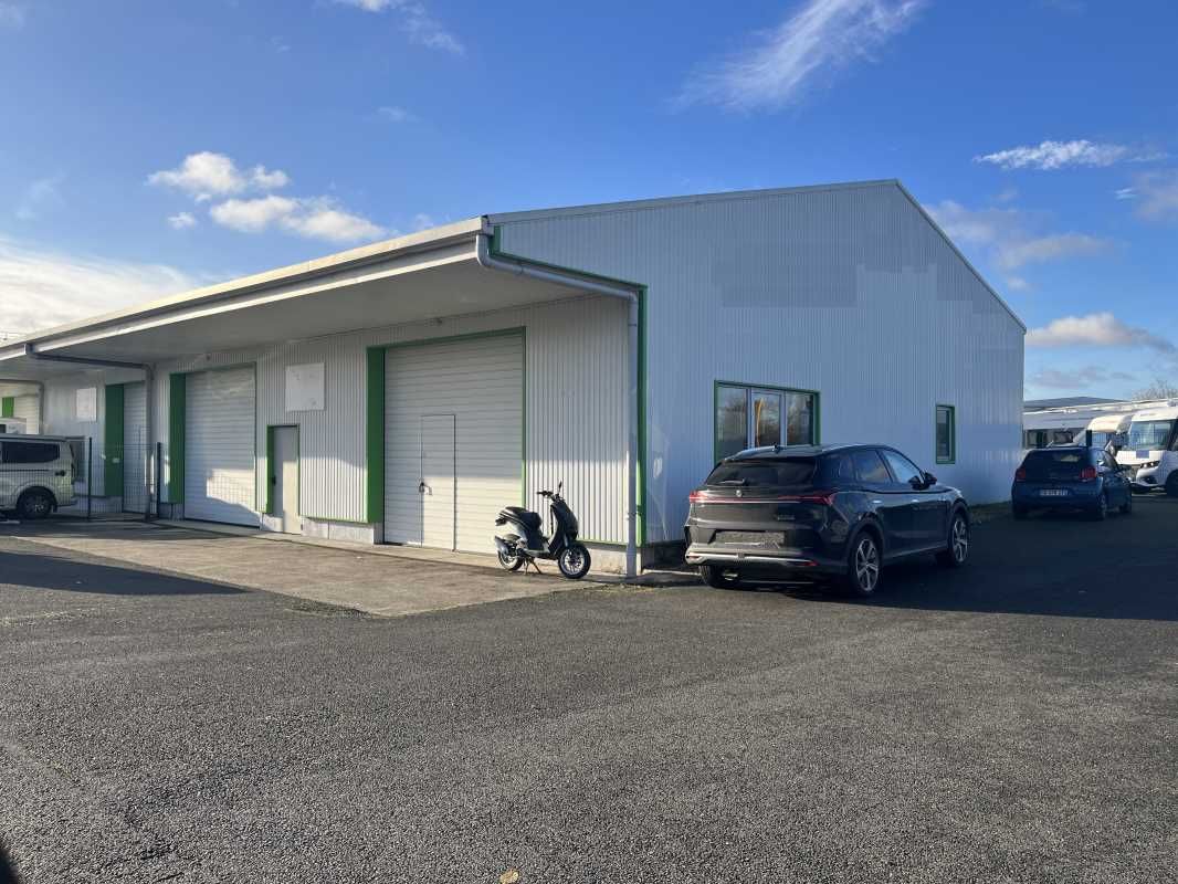 À proximité immédiat de la tangentielle RD2060, b