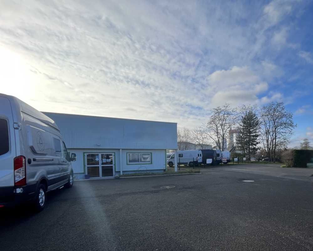 À proximité immédiat de la tangentielle RD2060, b