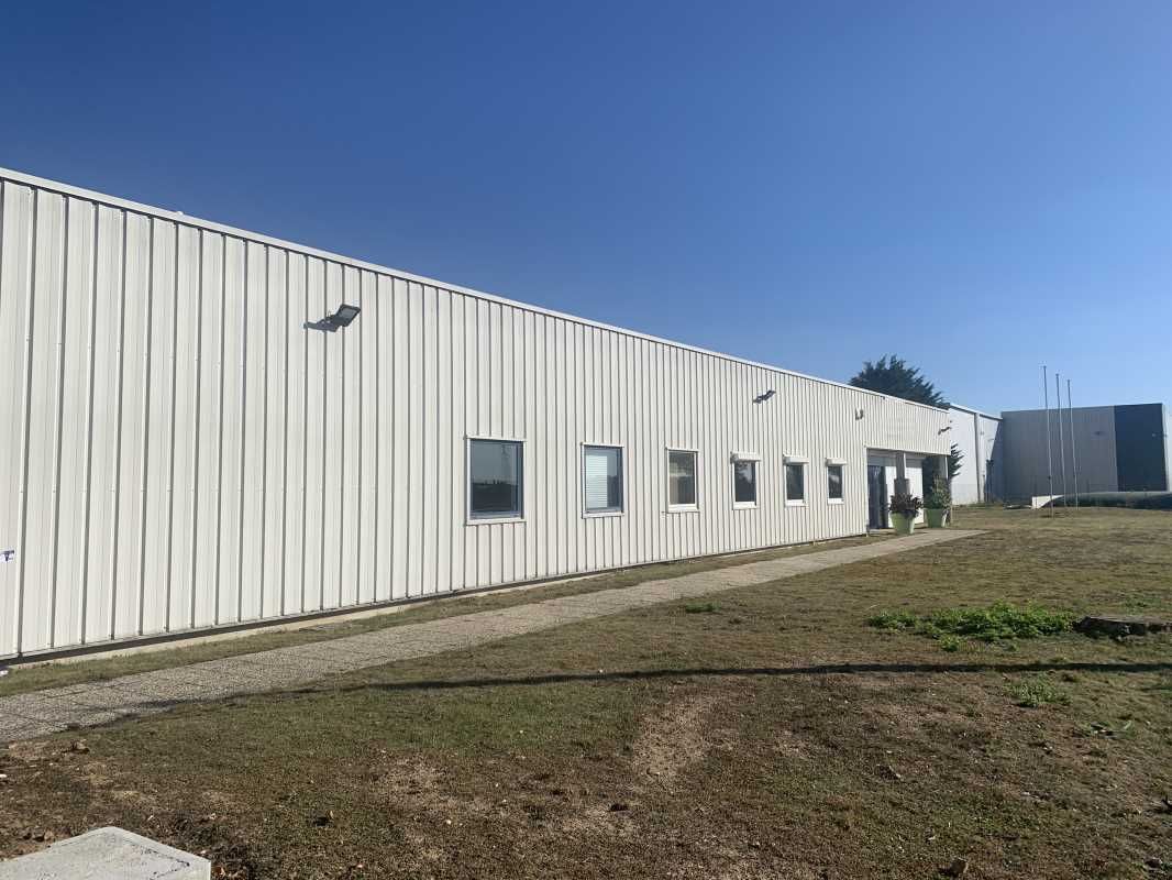 Au coeur de la zone d'activités d'Artenay, à prox