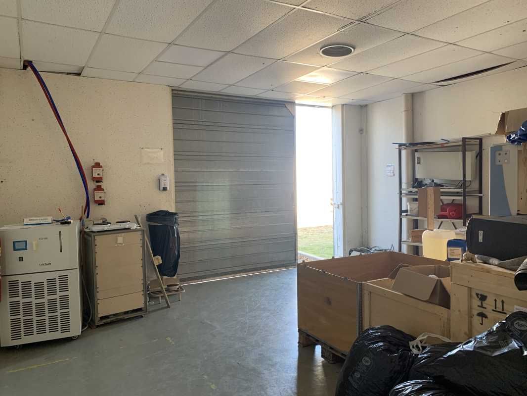 Au coeur de la zone d'activités d'Artenay, à prox