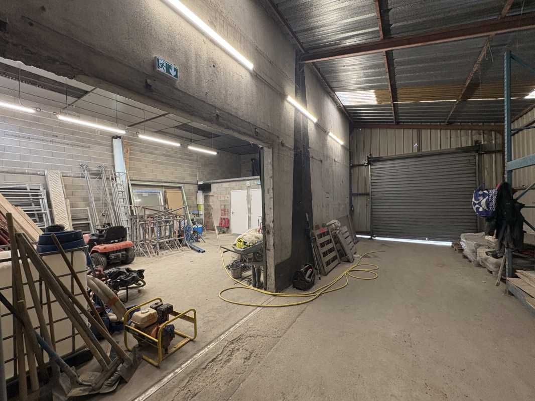 En plein coeur de la zone d'activité d'Ingre / Sa