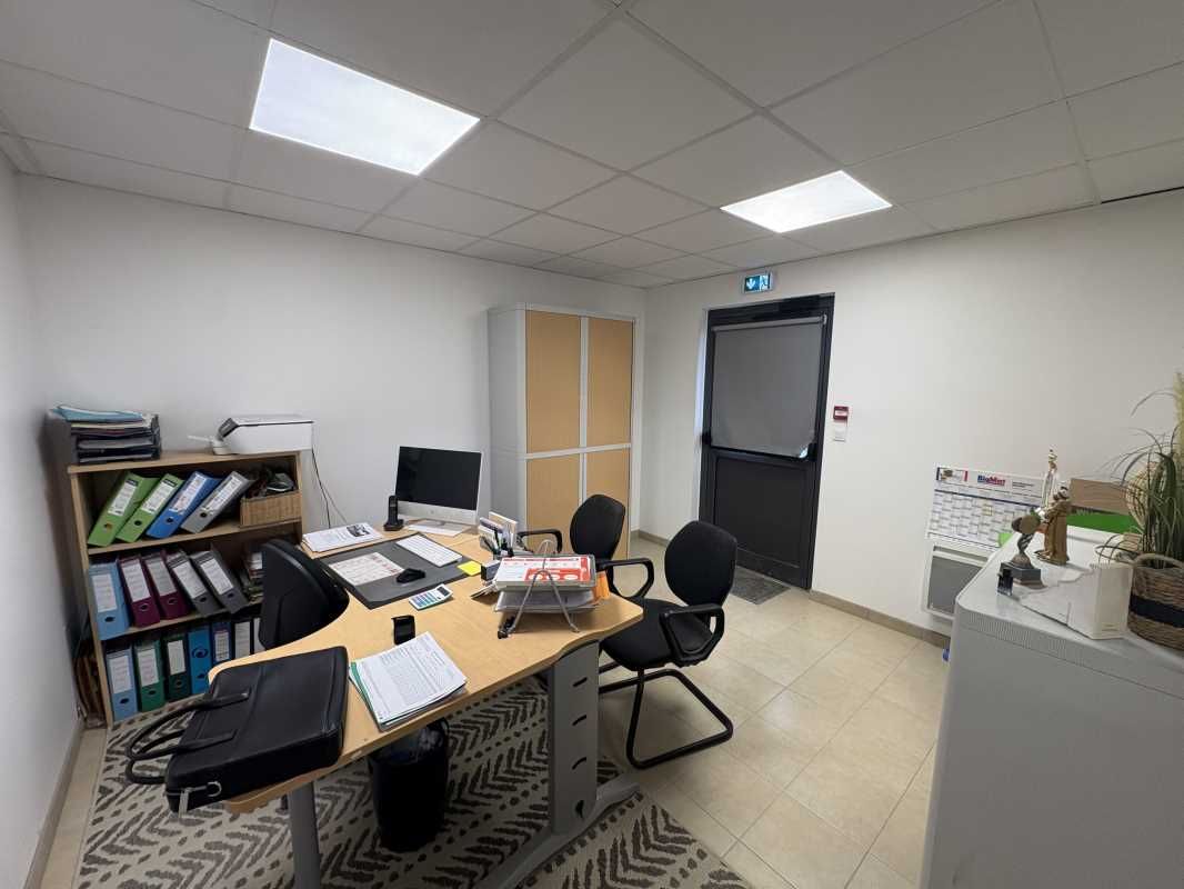 En plein coeur de la zone d'activité d'Ingre / Sa