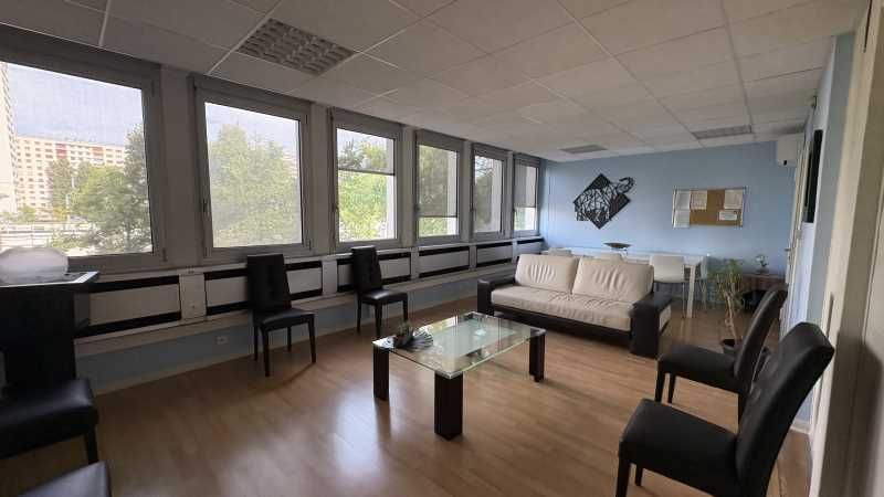 Au 1er étage d'un immeuble de bureaux, Arthur Loy