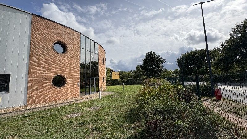 Situé au coeur de la zone tertiaire du Parc d'Act