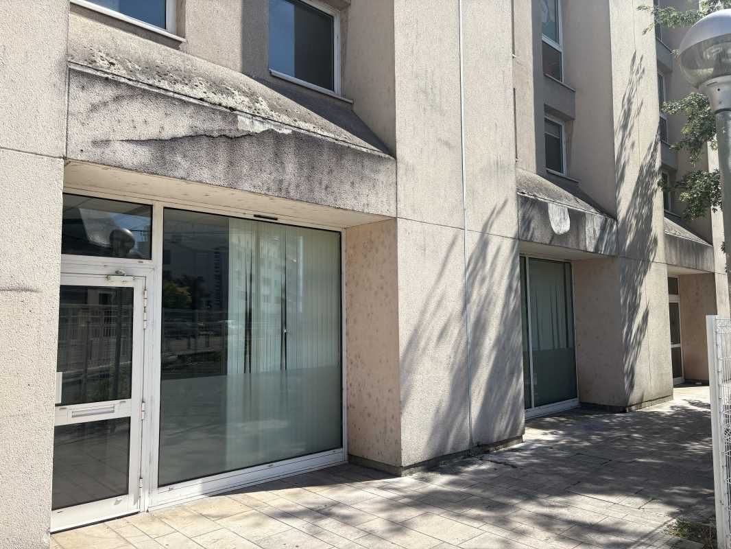 Au clame et proche de toute commoditié (traway, b