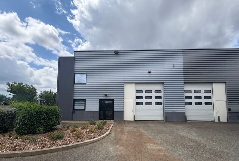 Dans un parc d'activités multi-locataires, en bor