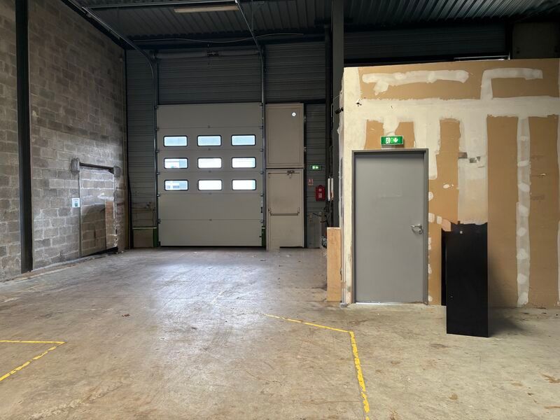 Dans un parc d'activités multi-locataires, en bor