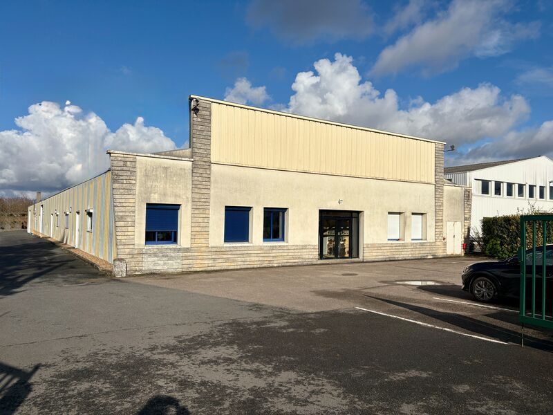 Sur un terrain de 1 981 m², nous vous proposons u