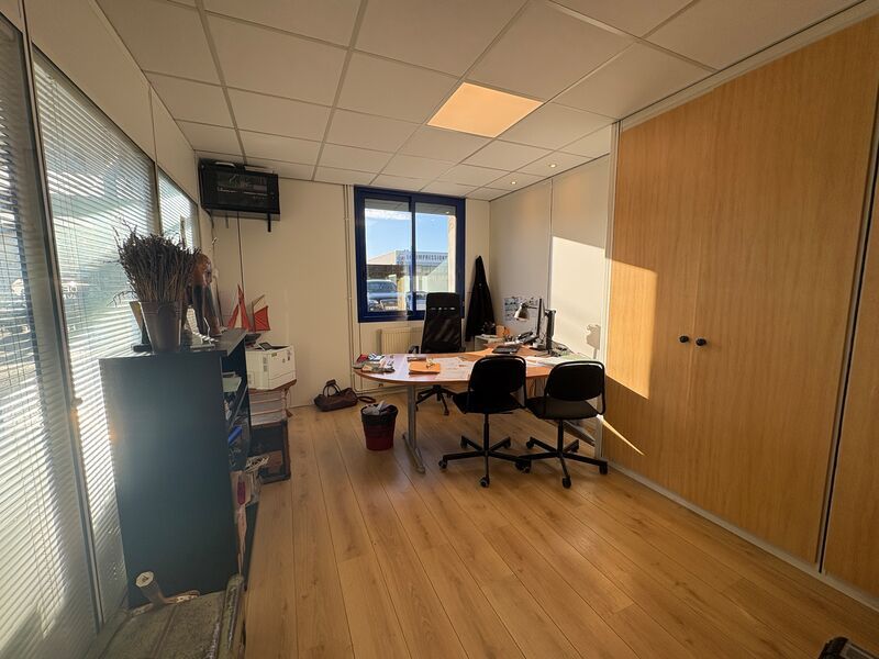 Sur un terrain de 1 981 m², nous vous proposons u