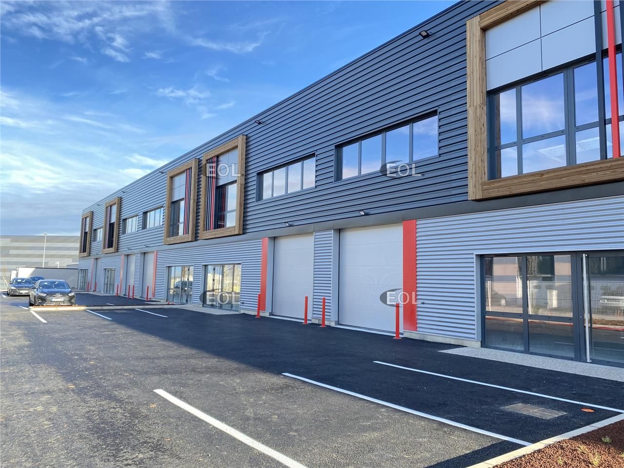 A Louer - bâtiment d'activité avec bureaux de 2 312 m² divisible à partir de 265 m² à Saint-Quentin-Fallavier (38)