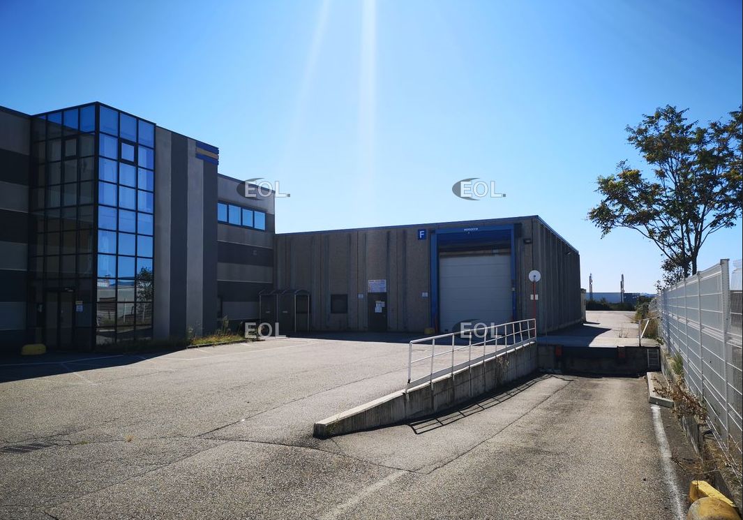 Location Entrepôt 1555 m² non divisibles
