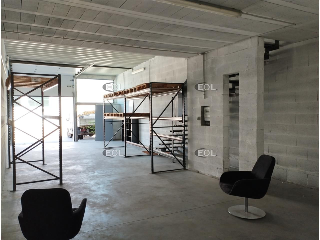 A louer à Vénissieux, à 300 m du Par de Parilly, une cellule d'activités et bureaux