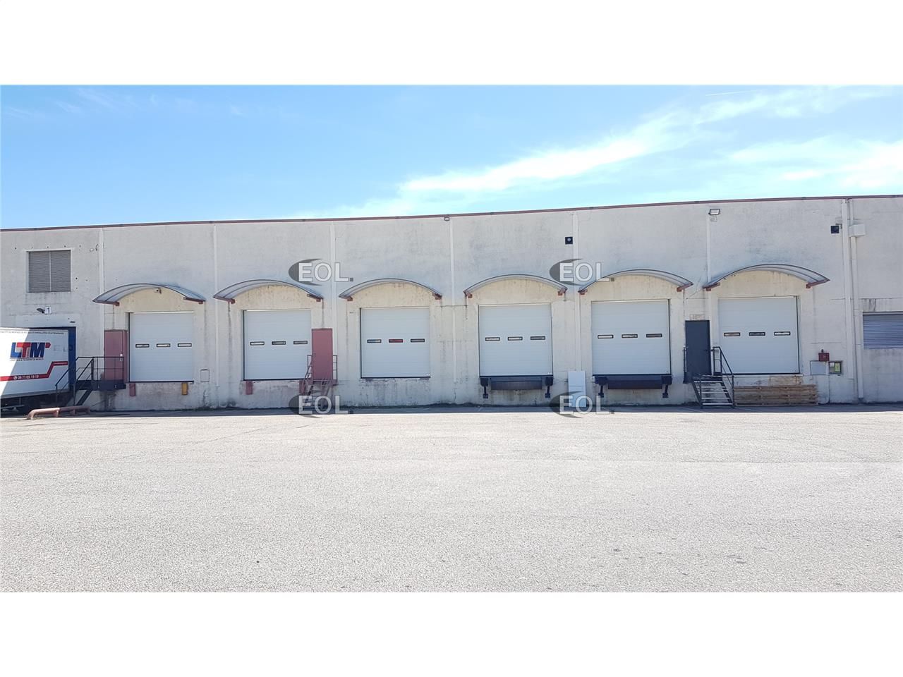 Entrepot avec quais à louer