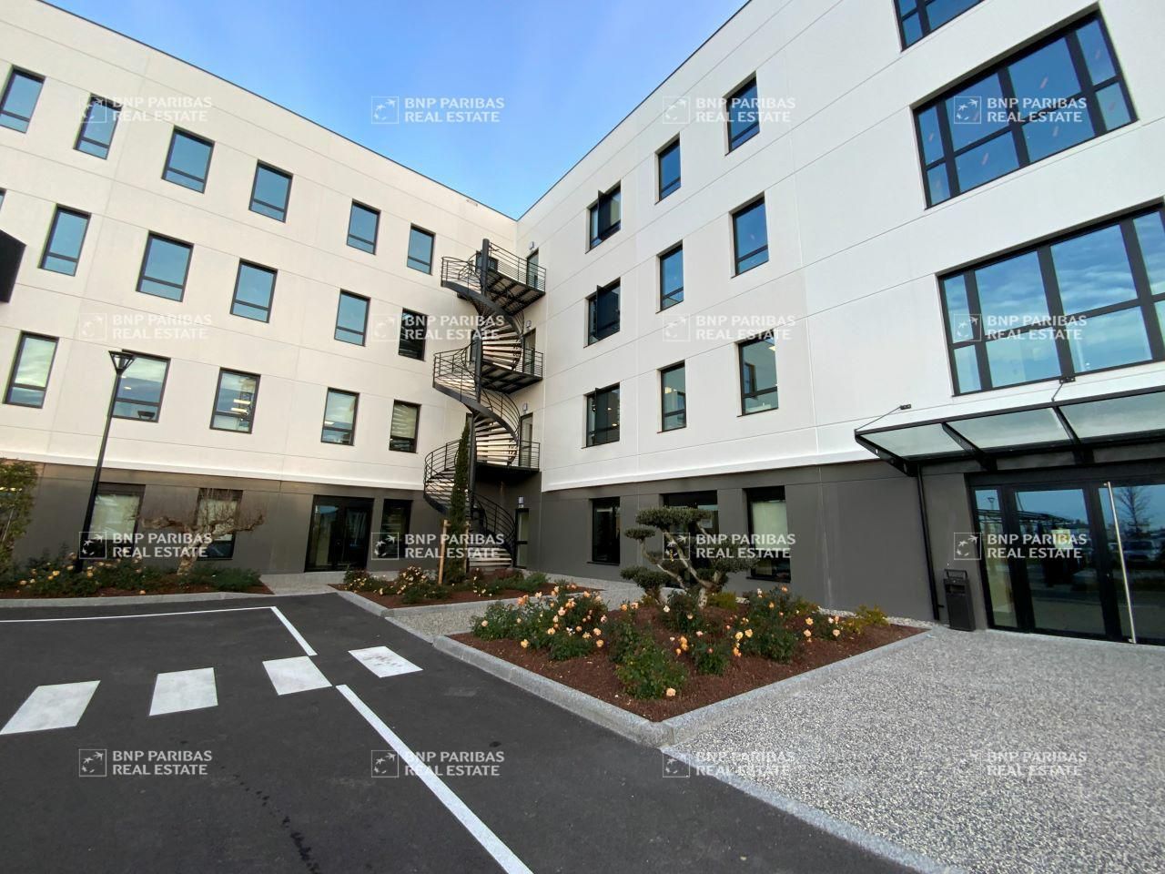 792 m² pour ce bureaux en location à Genas