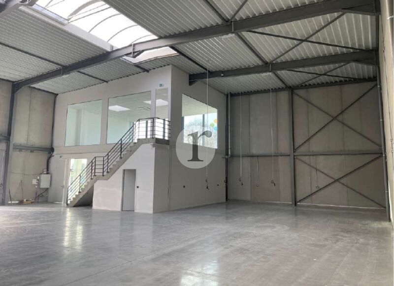 Aires d'Entreprises vous propose, à la location, 