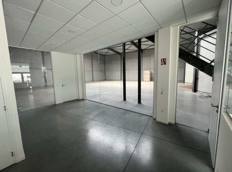 Aires d'Entreprises vous propose, à la location, 