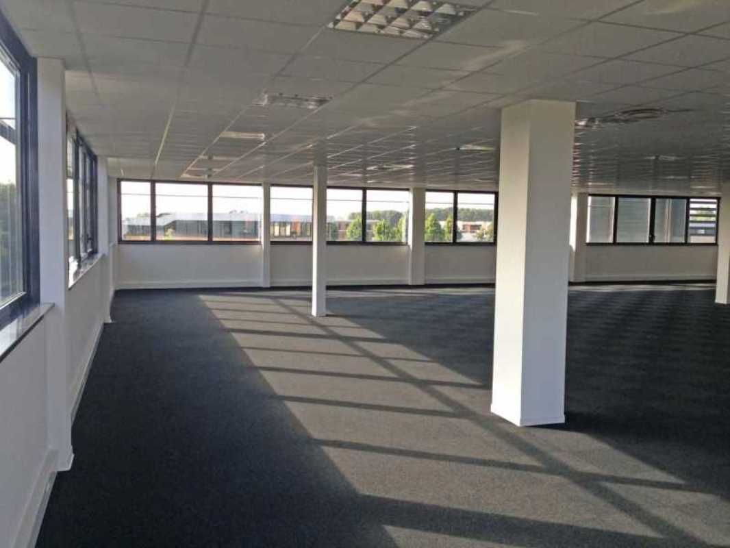À louer environ 1 107 m² de bureaux décomposé com