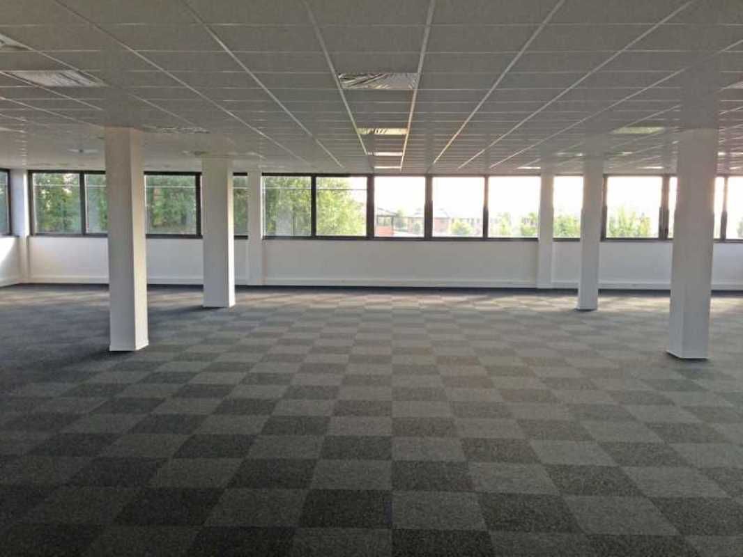 À louer environ 1 107 m² de bureaux décomposé com