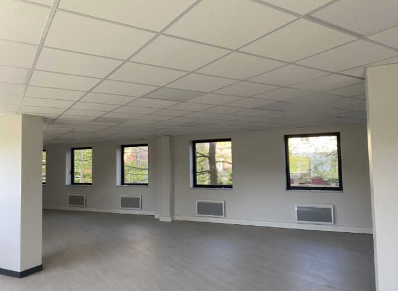 ZONE FRANCHE  Immeuble moderne en R+8 au coeur de